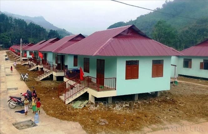 Những căn nhà ở tạm bợ của người dân làng Bằng La, xã Trà Leng, huyện Nam Trà My đã được thay mới, kiên cố, nhờ chủ trương xóa nhà ở tạm, dột nát cho người dân của Đảng bộ, chính quyền tỉnh Quảng Nam. Ảnh: Trịnh Bang Nhiệm - TTXVN