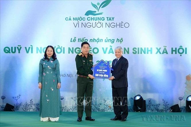 Phó Chủ tịch nước Võ Thị Ánh Xuân, Chủ tịch UBTƯ MTTQ Việt Nam Đỗ Văn Chiến tiếp nhận ủng hộ Quỹ “Vì người nghèo” và an sinh xã hội năm 2022 từ các cơ quan đơn vị, tập đoàn, doanh nghiệp. Ảnh: Minh Đức – TTXVN
