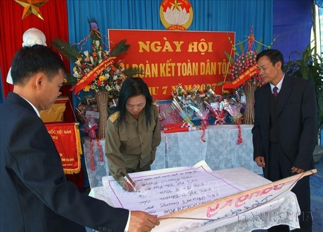 Tổ Trưởng các khu dân cư ký kết giao ước thi đua tại Ngày hội đại đoàn kết toàn dân tộc ở khu dân cư số 7, Thị trấn Cao Phong, huyện Cao Phong tỉnh Hoà Bình (2007).Ảnh: Nguyễn Dân - TTXVN