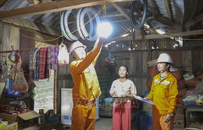 Công nhân điện lực lắp điện cho người dân ở bản Tồng Sớ, xã Pú Hồng, huyện Điện Biên Đông trong chương trình “Bừng sáng Điện Biên