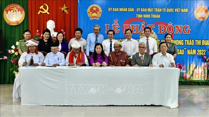 Các tổ chức chính trị xã hội, đoàn thể, tôn giáo ở Ninh Thuận ký kết nhận đỡ đầu các hộ nghèo trên địa bàn tỉnh tại Lễ phát động ủng hộ Quỹ “Vì người nghèo” năm 2022 và thực hiện phong trào thi đua “Vì người nghèo - không để ai bị bỏ lại phía sau”. Ảnh: Công Thử - TTXVN
