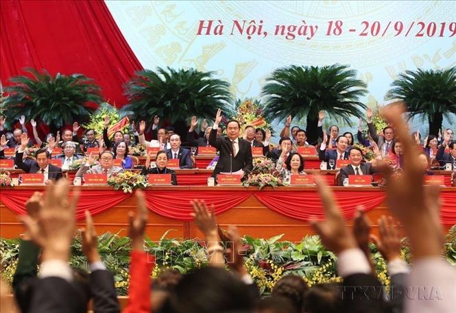 Mặt trận Tổ quốc Việt Nam tiếp tục đổi mới mạnh mẽ nội dung và phương thức hoạt động; không ngừng phát huy vai trò, tác dụng của Mặt trận trong sự nghiệp cách mạng của toàn dân tộc trong giai đoạn mới. Trong ảnh: Các đại biểu biểu quyết thông qua danh sách Ủy viên Ủy ban Trung ương MTTQ Việt Nam khóa IX (2019). Ảnh: TTXVN