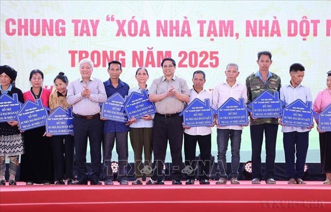 Thủ tướng Phạm Minh Chính và Chủ tịch Ủy ban Trung ương MTTQ Việt Nam Đỗ Văn Chiến trao biểu trưng hỗ trợ nhà đại đoàn kết cho các hộ gia đình tại huyện Đà Bắc tại Lễ phát động Phong trào thi đua “Xóa nhà tạm, nhà dột nát” trong cả nước (Hòa Bình, 13/4/2024). Ảnh: Dương Giang-TTXVN