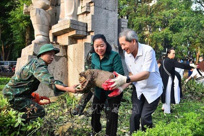 Bí thư Thành ủy Hà Nội Bùi Thị Minh Hoài cùng người dân tham gia vệ sinh môi trường tại Lễ phát động phong trào toàn dân tổng vệ sinh môi trường, khắc phục hậu quả cơn bão số 3 do Ủy ban MTTQ Việt Nam thành phố Hà Nội tổ chức (14/9/2024). Ảnh: TTXVN phát
