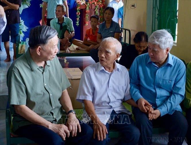 Tổng Bí thư, Chủ tịch nước Tô Lâm và Chủ tịch Ủy ban Trung ương MTTQ Việt Nam Đỗ Văn Chiến thăm hỏi, động viên nhân dân vùng lụt, bão trên địa bàn tỉnh Tuyên Quang (12/9/2024). Ảnh: Trí Dũng –TTXVN