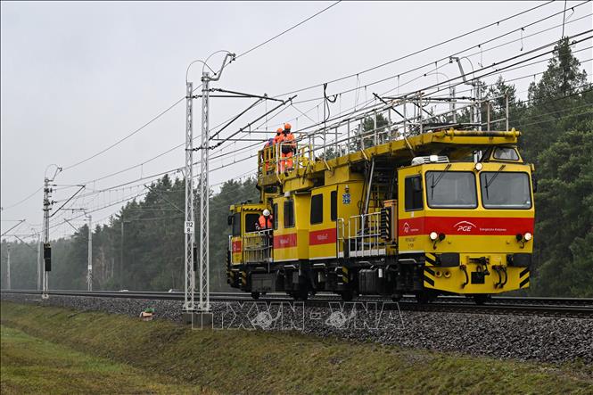 Công nhân sửa chữa tuyến đường sắt bị hư hại tại Lublin, Ba Lan, ngày 17/11/2025. Ảnh: PAP/TTXVN