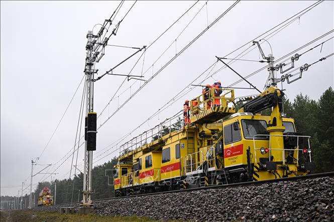 Công nhân sửa chữa tuyến đường sắt bị hư hại tại Lublin, Ba Lan, ngày 17/11/2025. Ảnh: PAP/TTXVN