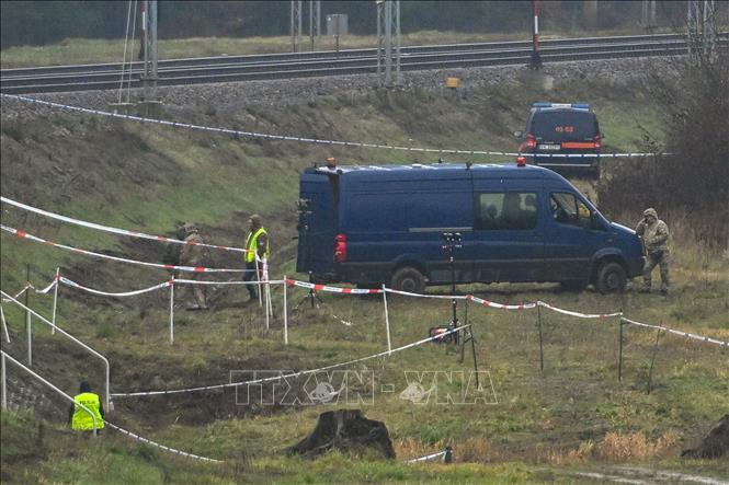 Cảnh sát điều tra tại hiện trường vụ vụ phá hoại đường ray xe lửa ở gần ga Mika, Ba Lan, ngày 17/11/2025. Ảnh: PAP/TTXVN