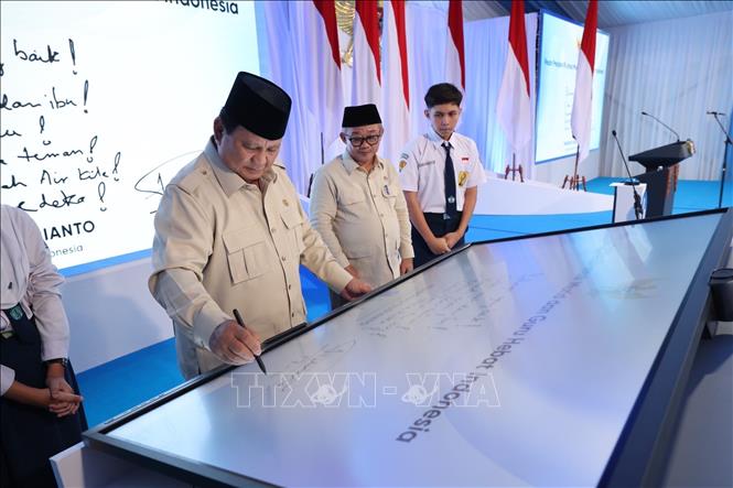 Tổng thống Indonesia Prabowo Subianto thao tác trên bảng tương tác. Ảnh: Đỗ Quyên PV TTXVN tại Indonesia


