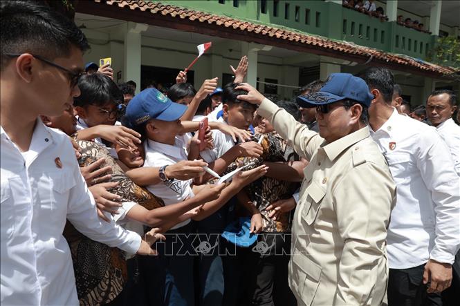 Học sinh Trường THCS Negeri 4 Bekasi chào đón Tổng thống Indonesia Prabowo Subianto. Ảnh: Đỗ Quyên PV TTXVN tại Indonesia

