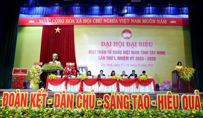 Đoàn Chủ tịch Đại hội đại biểu Mặt trận Tổ quốc Việt Nam tỉnh Tây Ninh lần thứ I, nhiệm kỳ 2025-2030. Ảnh: Đức Hạnh - TTXVN