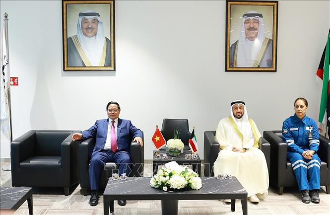 Thủ tướng Phạm Minh Chính và lãnh đạo Tổ hợp lọc hóa dầu Al-Zour. Ảnh: Dương Giang-TTXVN 