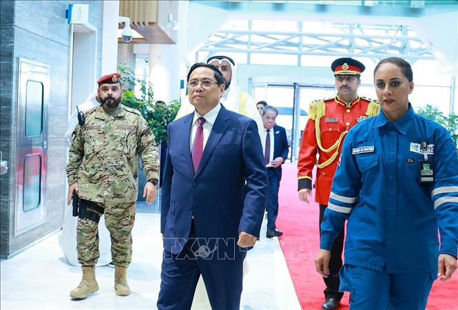 Thủ tướng Phạm Minh Chính đến thăm Tổ hợp lọc hóa dầu Al-Zour. Ảnh: Dương Giang-TTXVN 