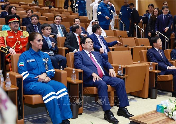 Thủ tướng Phạm Minh Chính đến thăm Tổ hợp lọc hóa dầu Al-Zour. Ảnh: Dương Giang-TTXVN 