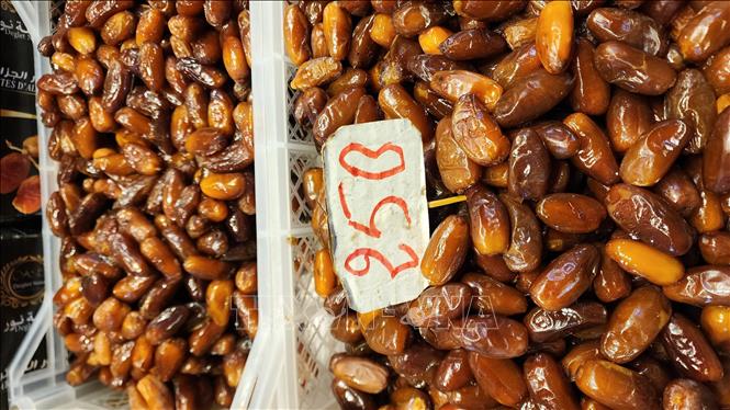 Giá chà là tại Algeria rất rẻ, loại bình thường chỉ khoảng 250 Dinar (50.000 VND)/kg. Ảnh: Mạnh Hùng - Phóng viên TTXVN tại Algeria