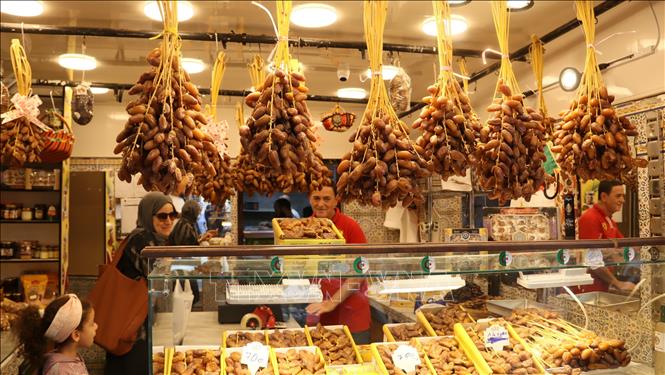 Một cửa hàng chuyên bán chà là ở trung tâm thủ đô Algiers. Ảnh: Mạnh Hùng - Phóng viên TTXVN tại Algeria