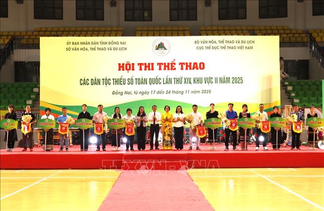 Đại diện lãnh đạo Cục Thể dục Thể thao, Sở Văn hóa, Thể thao và Du lịch tỉnh Đồng Nai tặng cờ lưu niệm cho các đơn vị tham gia hội thi. Ảnh: K GỬIH -TTXVN 