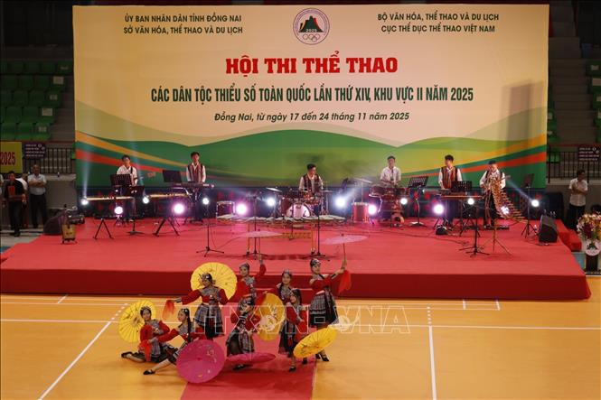 Tiết mục văn nghệ tại lễ khai mạc Hội thi thể thao các dân tộc thiểu số toàn quốc lần thứ XIV, khu vực II. Ảnh: K GỬIH-TTXVN 