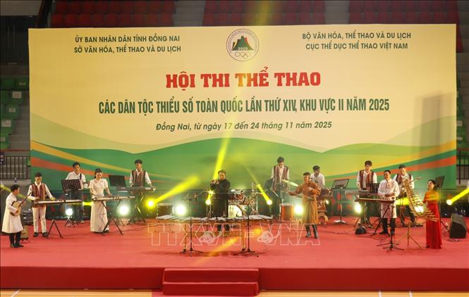 Tiết mục văn nghệ tại lễ khai mạc Hội thi thể thao các dân tộc thiểu số toàn quốc lần thứ XIV, khu vực II. Ảnh: K GỬIH-TTXVN 
