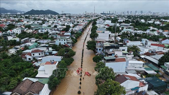 Khu vực trục đường 23/10, phường Tây Nha Trang, tỉnh Khánh Hòa ngập sâu trong nước lụt, chiều 17/11. Ảnh: TTXVN phát