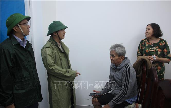 Ông Nghiêm Xuân Thành, Bí thư Tỉnh ủy Khánh Hòa hỏi thăm tình hình người dân đang tạm trú tránh lụt ở trụ sở Công an xã Diên Điền, tối 17/11. Ảnh: Phan Sáu - TTXVN