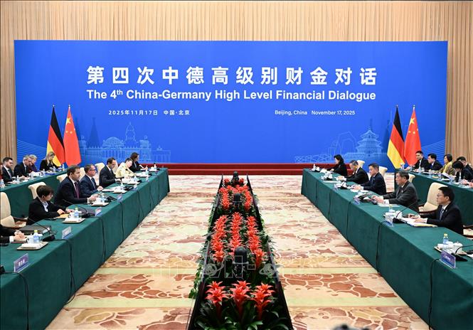 Phó Thủ tướng Trung Quốc Hà Lập Phong và Phó Thủ tướng kiêm Bộ trưởng Tài chính Đức Lars Klingbeil đồng chủ trì Đối thoại Tài chính Trung Quốc-Đức, tại Bắc Kinh, ngày 1711/2025. Ảnh: THX/TTXVN