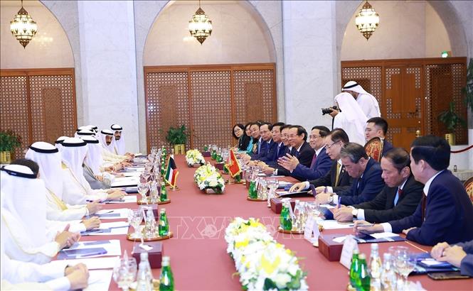 Prime Minister Pham Minh Chinh holds talks with his Kuwaiti counterpart Sheikh Ahmad Al-Abdullah Al-Sabah in Kuwait City on November 17. Photo: Duong Giang – VNA