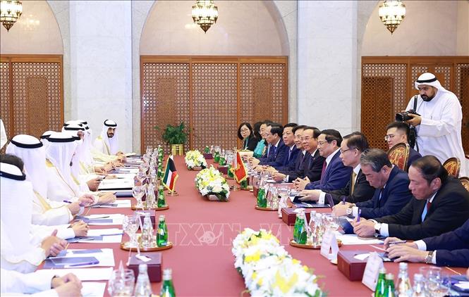Prime Minister Pham Minh Chinh holds talks with his Kuwaiti counterpart Sheikh Ahmad Al-Abdullah Al-Sabah in Kuwait City on November 17. Photo: Duong Giang – VNA