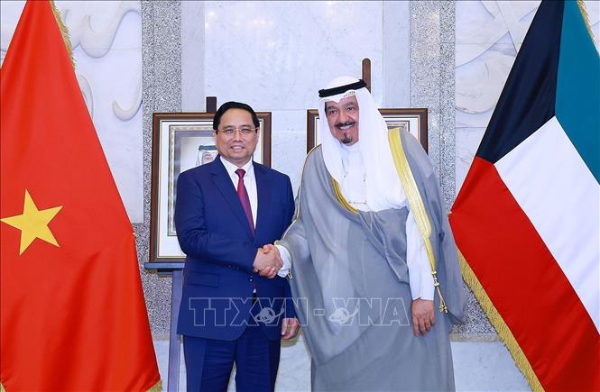Kuwaiti Prime Minister welcomes Prime Minister Pham Minh Chinh. Photo: Duong Giang – VNA