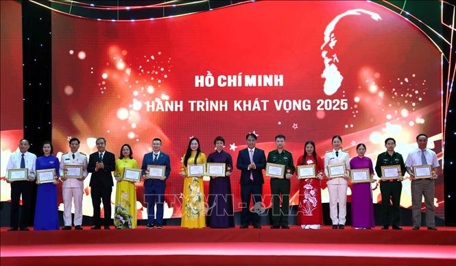 Ban Tổ chức chương trình trao giấy khen cho các cá nhân tiêu biểu. Ảnh: Đinh Văn Nhiều-TTXVN