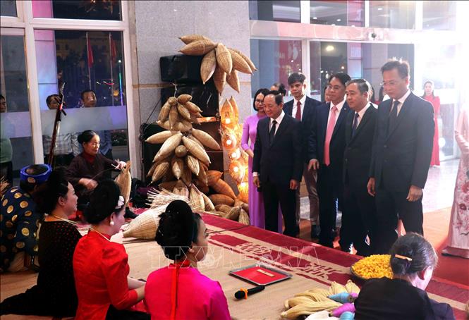 Các đại biểu tham quan, thưởng thức loại hình nghệ thuật hát Chào tại chương trình. Ảnh: Đinh Văn Nhiều-TTXVN