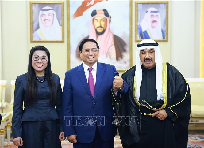 Thủ tướng Phạm Minh Chính và Phu nhân Lê Thị Bích Trân gặp cựu Thủ tướng Kuwait Nasser Al-Mohammed Al-Ahmad Al-Sabah. Ảnh: Dương Giang-TTXVN 
