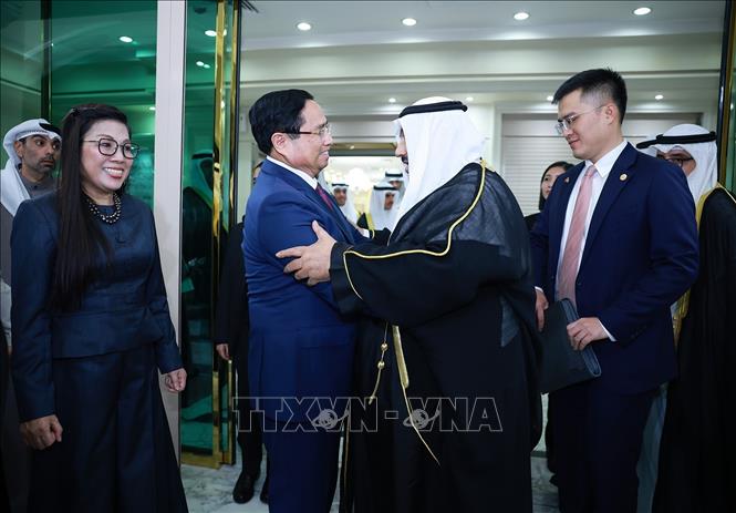 Thủ tướng Phạm Minh Chính và Phu nhân Lê Thị Bích Trân gặp cựu Thủ tướng Kuwait Nasser Al-Mohammed Al-Ahmad Al-Sabah. Ảnh: Dương Giang-TTXVN 
