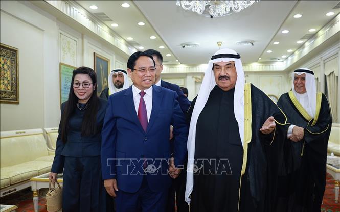 Thủ tướng Phạm Minh Chính gặp cựu Thủ tướng Kuwait Nasser Al-Mohammed Al-Ahmad Al-Sabah. Ảnh: Dương Giang-TTXVN 
