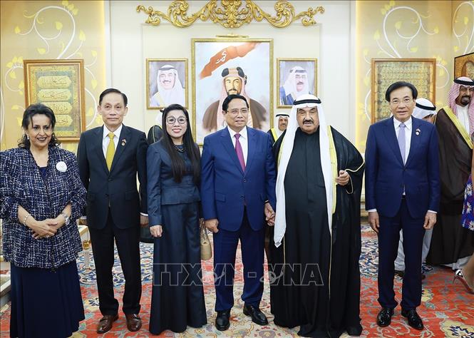 Thủ tướng Phạm Minh Chính và Phu nhân gặp cựu Thủ tướng Kuwait Nasser Al-Mohammed Al-Ahmad Al-Sabah. Ảnh: Dương Giang-TTXVN 
