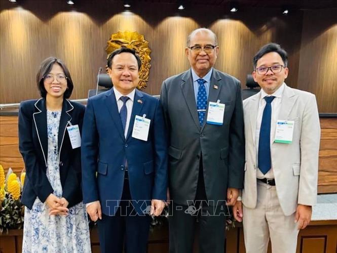 Đại sứ Bùi Văn Nghị làm việc với Đoàn đại bỉểu Quốc hội Campuchia. Ảnh: TTXVN phát