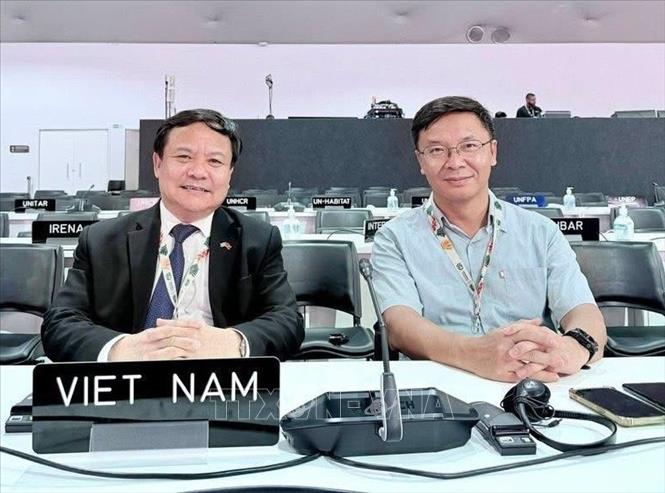 Đại sứ Bùi Văn Nghị và đại diện Bộ Nông nghiệp và Môi trường tại hoạt động bên lề COP30. Ảnh: TTXVN phát