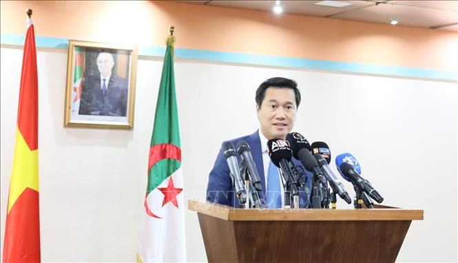 Thứ trưởng Bộ Xây dựng Nguyễn Tường Văn phát biểu tại phiên khai mạc Kỳ họp thứ 13 Ủy ban liên Chính phủ Việt Nam-Algeria. Ảnh: Mạnh Hùng - PV TTXVN tại Algeria 