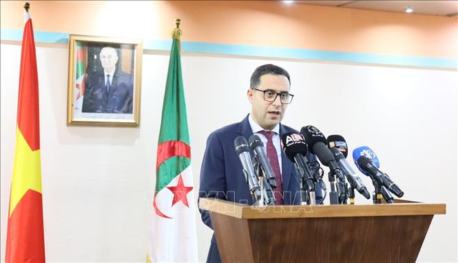 Tổng thư ký Bộ Công nghiệp Algeria Khirreddine Benaissa phát biểu tại phiên khai mạc Kỳ họp thứ 13 Ủy ban liên Chính phủ Việt Nam-Algeria. Ảnh: Mạnh Hùng - PV TTXVN tại Algeria 