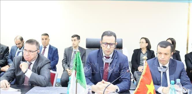 Quan chức Algeria tham dự kỳ họp. Ảnh: Mạnh Hùng - PV TTXVN tại Algeria 