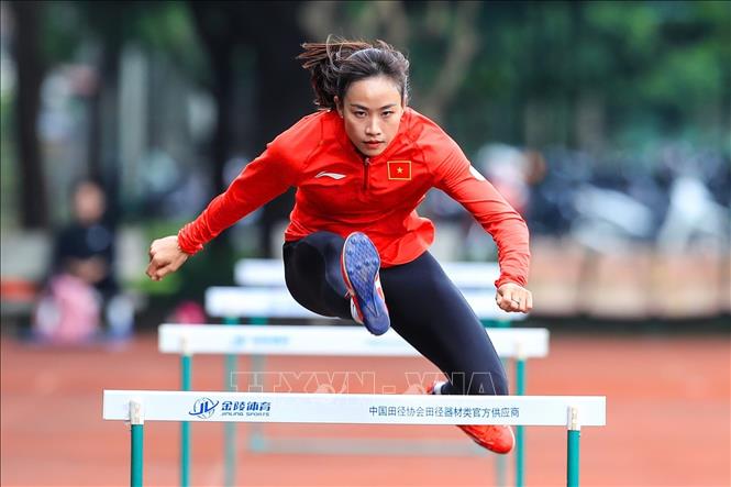 VĐV Huỳnh Thị Mỹ Tiên đang tập trung tập luyện chuẩn bị cho SEA Games 33. Ảnh: Minh Quyết – TTXVN