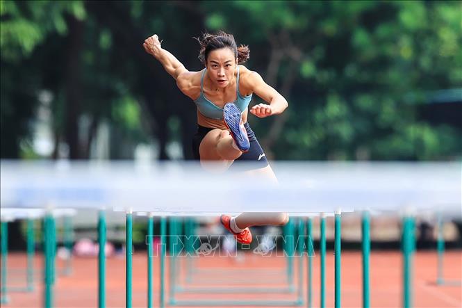 Ở nội dung 100m rào nữ, Huỳnh Thị Mỹ Tiên và Bùi Thị Nguyên đang có sự bứt phá rõ rệt, chuẩn bị tốt nhất cho SEA Games 33. Ảnh: Minh Quyết – TTXVN