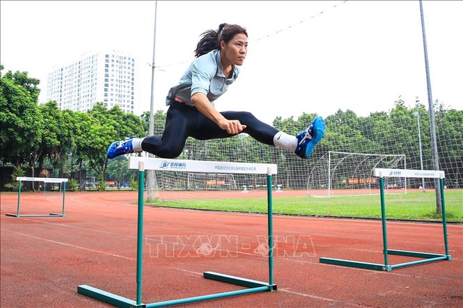 VĐV Bùi Thị Nguyên đang tập trung tập luyện chuẩn bị cho SEA Games 33. Ảnh: Minh Quyết – TTXVN