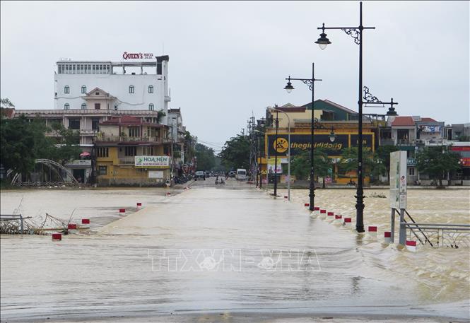 Đập Đá ở bờ Nam sông Hương, thành phố Huế còn ngập lụt sáng 18/11. Ảnh: Nguyên Lý- TTXVN                         