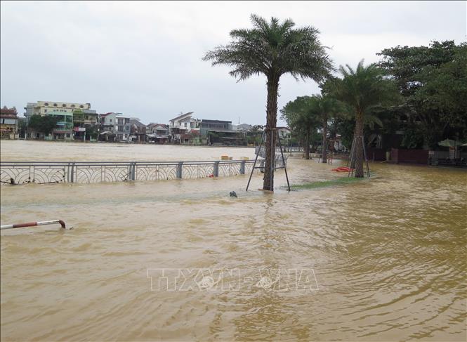 Đường đi bộ ven sông Như Ý, thành phố Huế vẫn còn ngập. Ảnh: Nguyên Lý - TTXVN                            