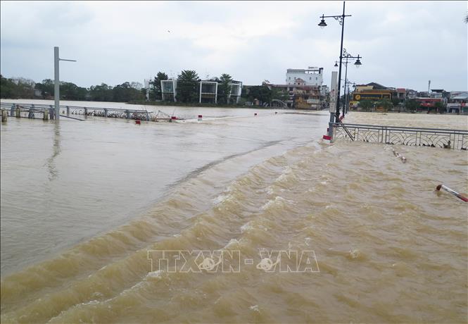 Đập Đá ở bờ Nam sông Hương, thành phố Huế vẫn còn ngập. Ảnh: Nguyên Lý - TTXVN                            
