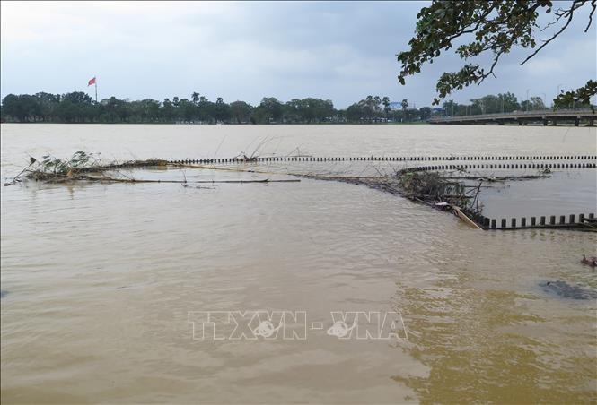 Cầu đi bộ ven bờ Nam sông Hương, thành phố Huế còn ngập lụt sáng 18/11. Ảnh: Nguyên Lý- TTXVN                   