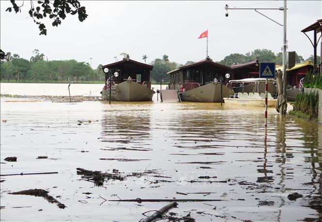 Đường đi ra đường đi bộ ven bờ Nam sông Hương, thành phố Huế còn ngập lụt sáng 18/11. Ảnh: Nguyên Lý- TTXVN 