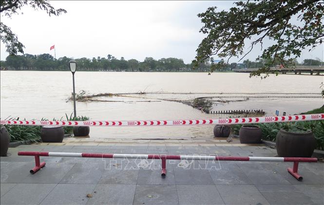 Rào chắn cầu đi bộ ven bờ Nam sông Hương, thành phố Huế do còn ngập lụt sáng 18/11. Ảnh: Nguyên Lý- TTXVN                      
