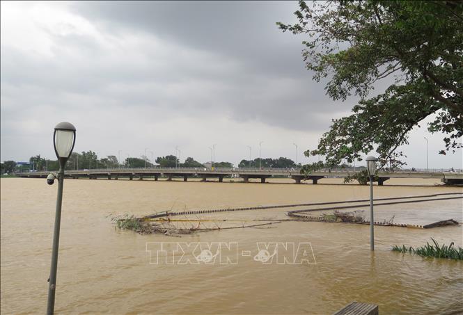 Cầu đi bộ ven bờ Nam sông Hương, thành phố Huế vẫn còn ngập. Ảnh: Nguyên Lý - TTXVN                               